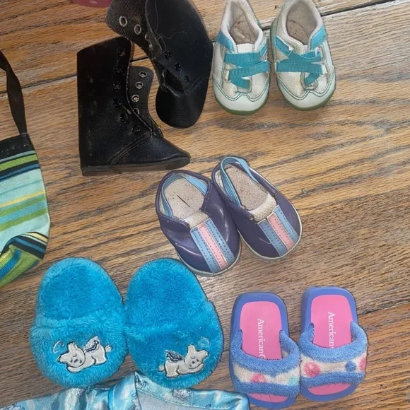 American Girl Doll with bathtub, accessories, outfits, shoes! PA-11392